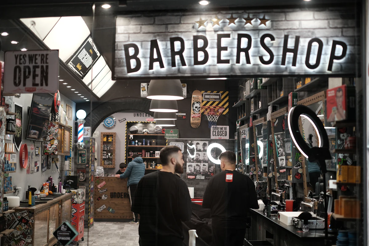 Fachada de la barbería vista desde la calle