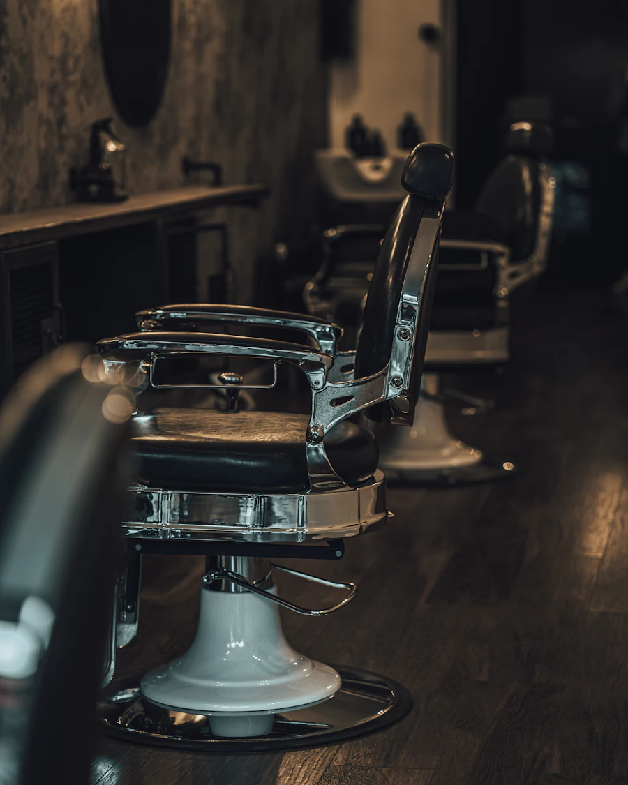 Sillón de barbería negro y cromado