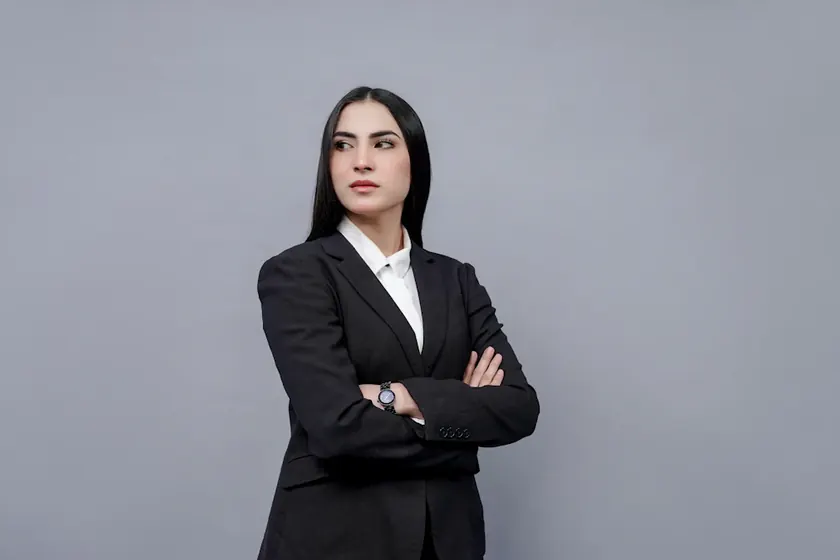Retrato de una consultora empresarial con traje oscuro