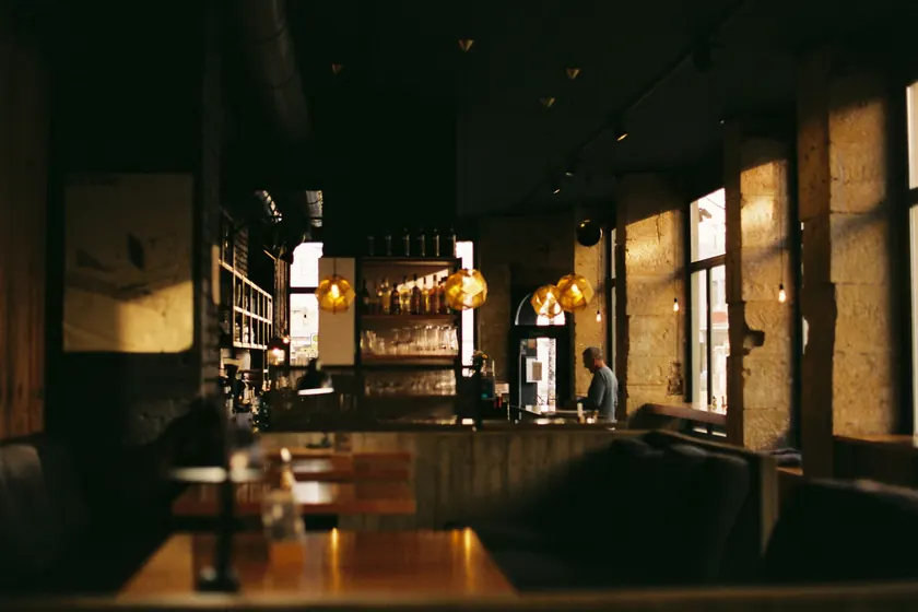 Interior cálido de un restaurante con lámparas colgantes