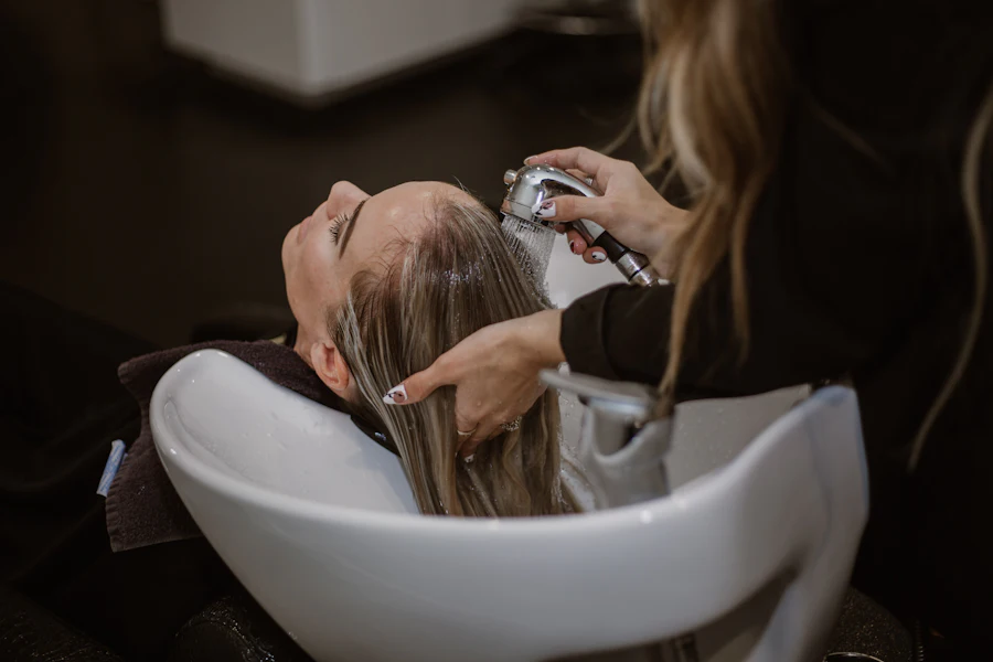 Estilista trabajando el cabello de una clienta