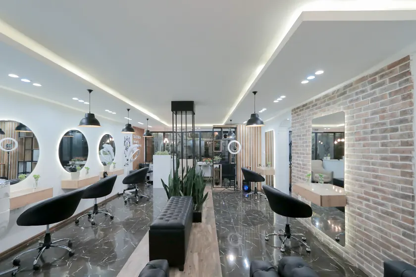 Interior luminoso de un salón de belleza con espejos redondos