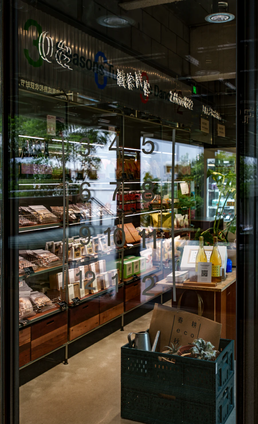 Escaparate de la tienda con productos y plantas